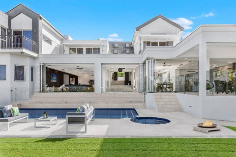 SOLARIS - Villa Of The Sun - Accommodation QLD 0