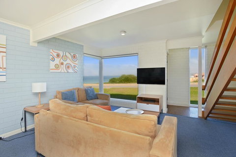South Seas Beachfront Apartments - Accommodation QLD 3