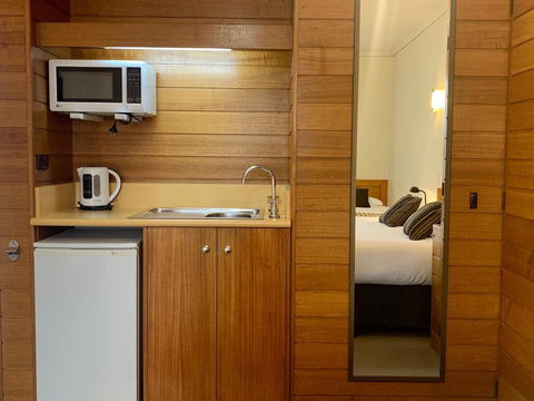 Sovereign Park Motor Inn - Accommodation QLD 2