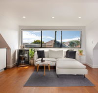 Spacious 2 Bed House 2 AC and Free Street Parking - Accommodation QLD