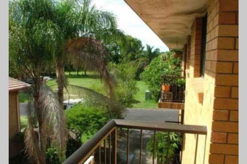 Spacious 2 Bedroom Beach Side Apartment - Close To Shopping Centre With Coles, Health Food Shop, Sushi, Pizza, Cafes, Hairdresse - Accommodation QLD 3