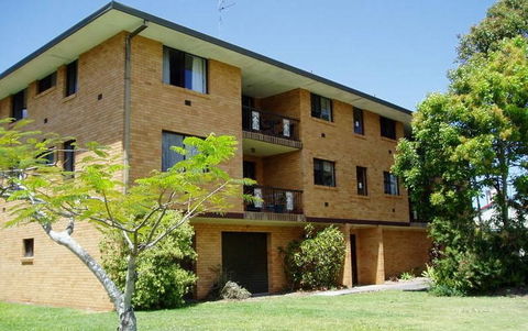 Spacious 2 Bedroom Beach Side Apartment - Close To Shopping Centre With Coles, Health Food Shop, Sushi, Pizza, Cafes, Hairdresse - Accommodation QLD 1