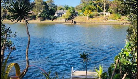 Spacious 2 Bedroom Beach Side Apartment - Close To Shopping Centre With Coles, Health Food Shop, Sushi, Pizza, Cafes, Hairdresse - Accommodation QLD 0