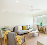 Spacious and Bright Apartment Minutes to the Beach - Accommodation QLD