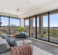 Spacious and Sunny Modern Apartment with City View - Accommodation QLD