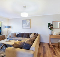 Spacious Renovated Apartment In Quiet Area - Accommodation QLD