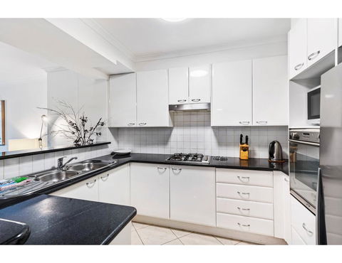 Spacious Retreat Walking Distance From City Centre - Accommodation QLD 2