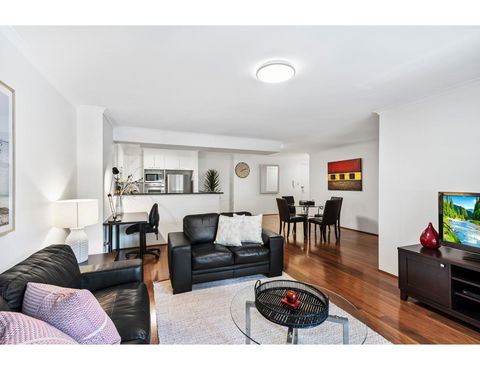 Spacious Retreat Walking Distance From City Centre - Accommodation QLD 3