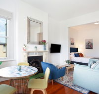 Spacious Studio With Balcony in Inner-City Glebe - Accommodation QLD