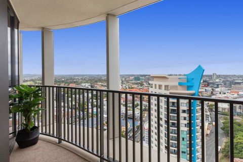 SPIRE - Fast Internet Monthly Stays W Carpark - Accommodation QLD 3
