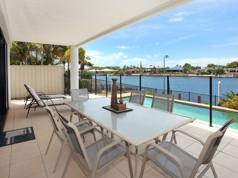 St Lucia 11 - 4 BDRM Canal Home With Pool - Accommodation QLD 0