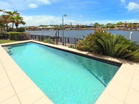 St Lucia 11 - 4 BDRM Canal Home With Pool - Accommodation QLD 1