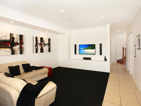St Lucia 11 - 4 BDRM Canal Home With Pool - Accommodation QLD 2
