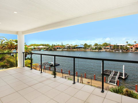 St Lucia 11 - 4 BDRM Canal Home With Pool - Accommodation QLD 3