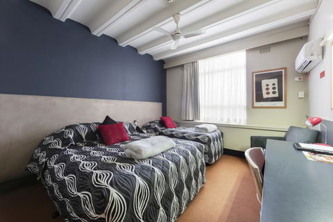 Statesman Hotel - Accommodation QLD 1