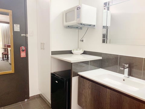Statesman Motor Inn - Accommodation QLD 2