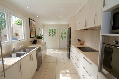 Strahan House - Accommodation QLD 2