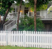 Stranded in Oz Stay in Relaxing Environment FREE WIFI NETFLIX POOL AIR CON - Accommodation QLD