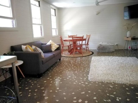 Stranded? Nowhere To Stay? Sanitised Apartment, Sleeps 4, Netflix, Wifi, Pool - Accommodation QLD 0