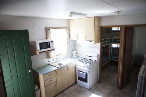 Strayleaves Caravan Park - Accommodation QLD 3