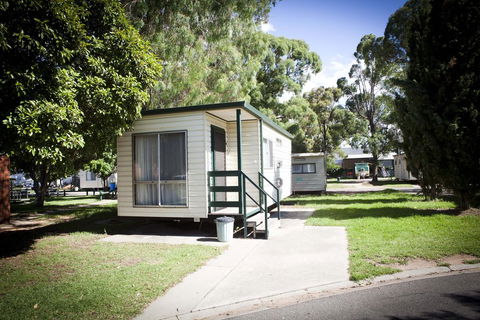 Strayleaves Caravan Park - Accommodation QLD 1