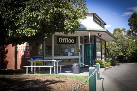 Strayleaves Caravan Park - Accommodation QLD 2