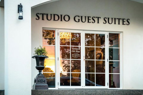 Studio Guest Suites - Accommodation QLD 1