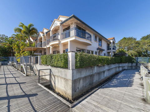 Stunning 3 Bedroom Villa At Hope Harbour Marina - Accommodation QLD 1