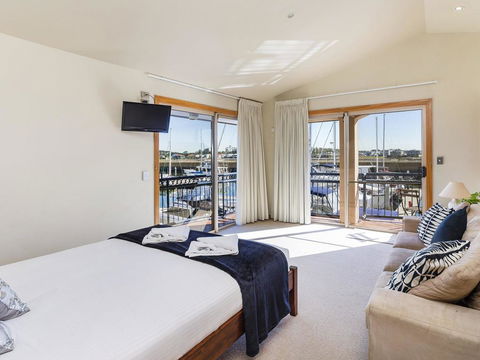 Stunning 3 Bedroom Villa At Hope Harbour Marina - Accommodation QLD 2