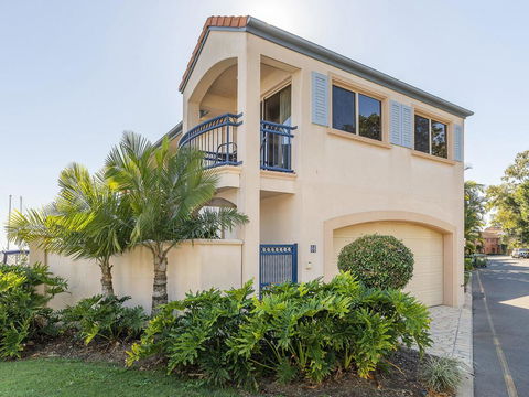 Stunning 3 Bedroom Villa At Hope Harbour Marina - Accommodation QLD 3