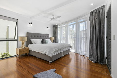 Stunning Beach Front Villa At Castaway Cove - Accommodation QLD 2