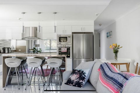 Stunning Burleigh Beach Apartment - Accommodation QLD 0