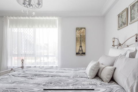 Stunning Burleigh Beach Apartment - Accommodation QLD 3