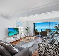 Stunning Family Escape on the Point With Bay Views - Accommodation QLD