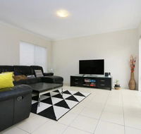 Stunning Home Near Scarborough Beach Sleeps 11 - Accommodation QLD
