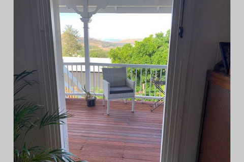 Stunning Queenslander - Accommodation QLD 3