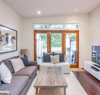 Stunning Townhouse- Quiet Street Close to CBD - Accommodation QLD