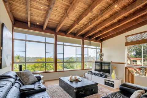 STYLISH & RELAXED LAKE HOME // NARRABEEN - Accommodation QLD 3