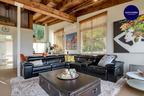 STYLISH & RELAXED LAKE HOME // NARRABEEN - Accommodation QLD 0