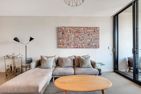 STYLISH CAMPERDOWN APARTMENT And PARKING INC - Accommodation QLD 2