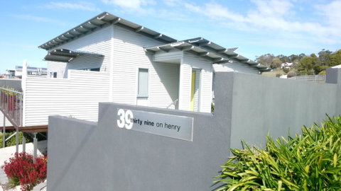 Stylish Holiday Unit - Accommodation QLD 0
