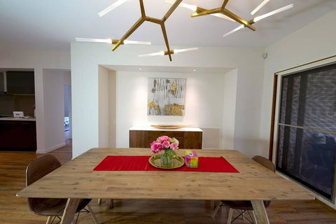 Stylish Luxe House For Big Group Near Shopping Center - Accommodation QLD 2