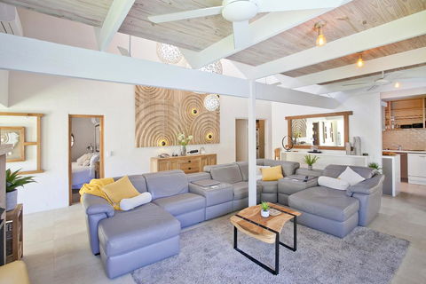 Stylish Luxury Home To Fit The Whole Family - Accommodation QLD 2
