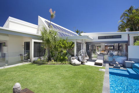 Stylish Luxury Home To Fit The Whole Family - Accommodation QLD 3