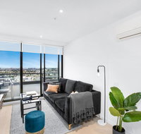 Stylish One-Bed Apartment With Balcony and Parking - Accommodation QLD