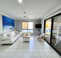 STYLISH RESIDENCE LARGE PRIVATE YARD - CLOSE TO DREAMWORLD - Accommodation QLD