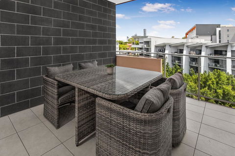 Stylish Split Level Apartment 13 Minutes From City - Accommodation QLD 2
