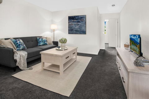 Stylish Split Level Apartment 13 Minutes From City - Accommodation QLD 0