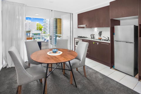 Stylish Split Level Apartment 13 Minutes From City - Accommodation QLD 1