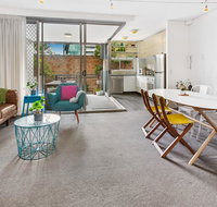 Stylish Valley Unit with Terrace Parking and Pool - Accommodation QLD